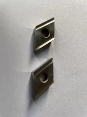 Il tipo tornio di giro ceramico di T delle inserzioni foggia la prova d'argento di usura di colore